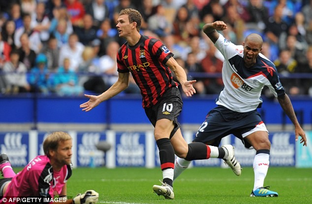 Vòng 2. Bolton 2 City 3: Edin Dzeko ăn mừng bàn thắng thứ 3 của Man xanh.